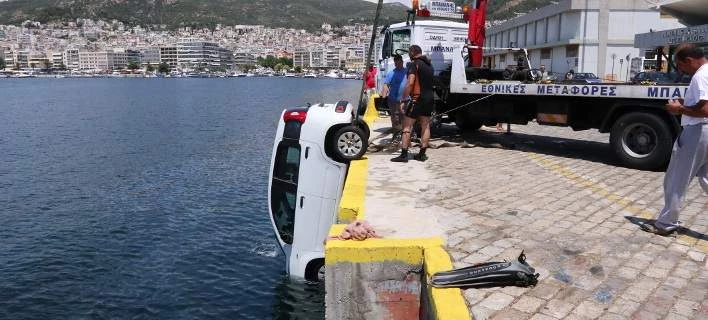 Aυτοκίνητο στο λιμάνι της Καβάλας γλίστρησε και έπεσε στη θάλασσα (εικόνες)